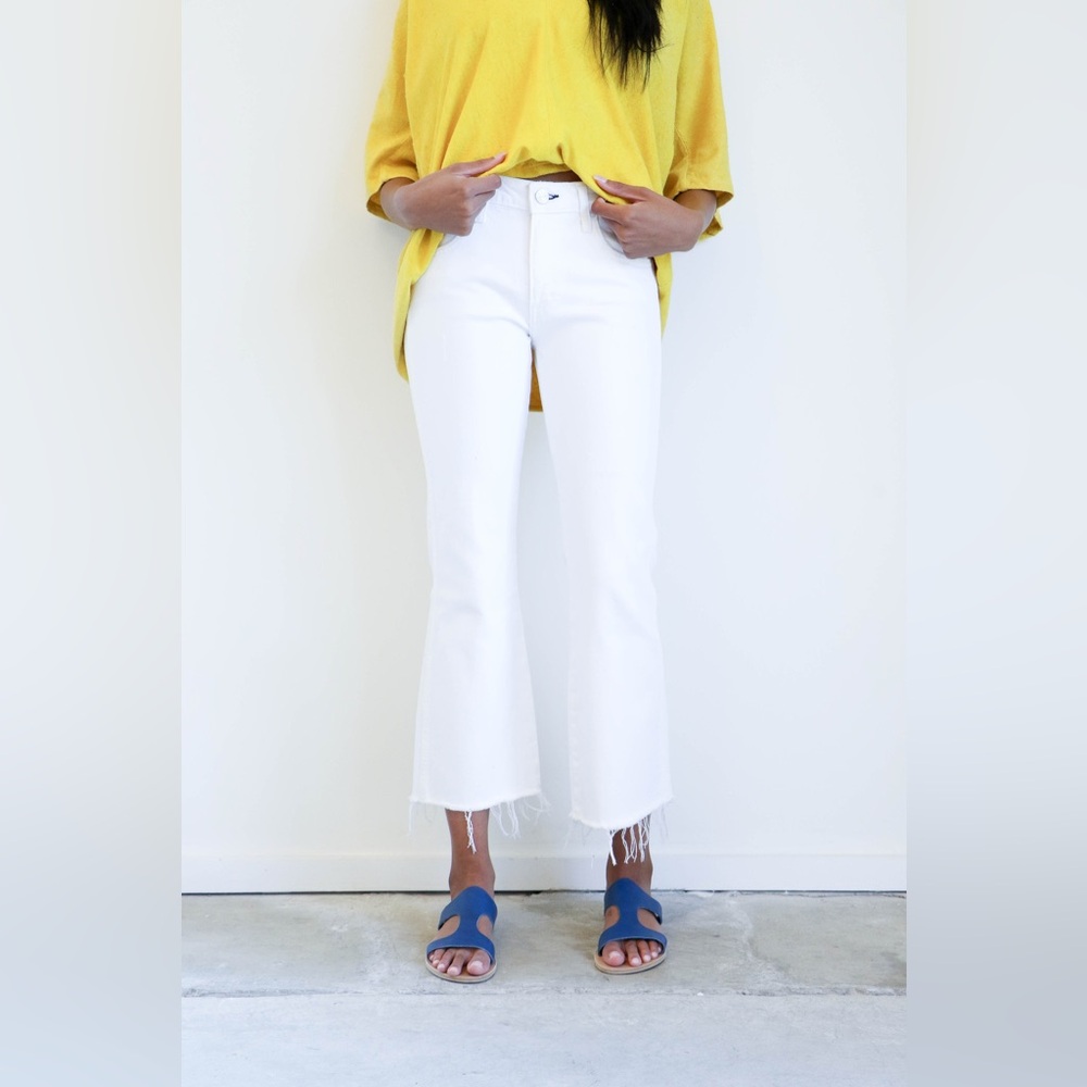 AMO Kick Crop Raw Hem Jean in white Sea Salt size 25